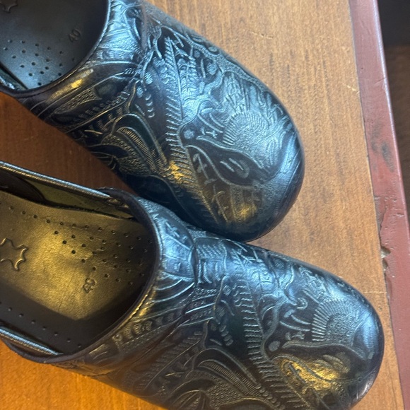 Dansko Black Tooled Clog Size 40= 9.5 -10 Nursing, On Your Feet. Caregiver. - Picture 12 of 16